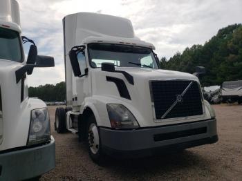  Salvage Volvo Vnl