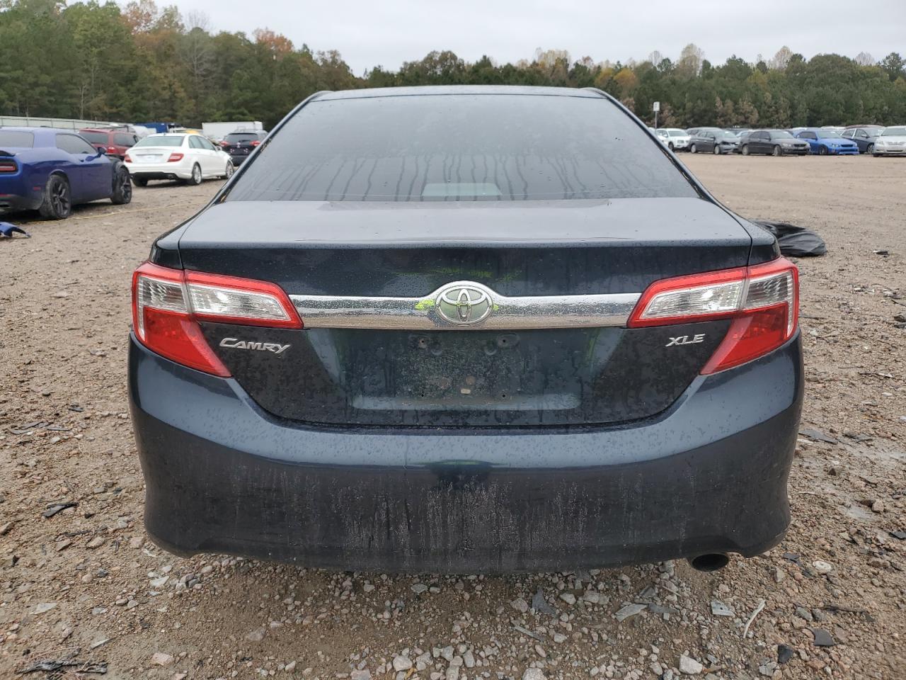 Toyota Camry Base Image 13