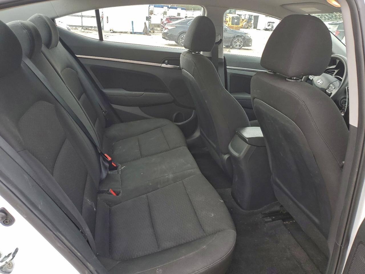 Hyundai ELANTRA Sel Image 12