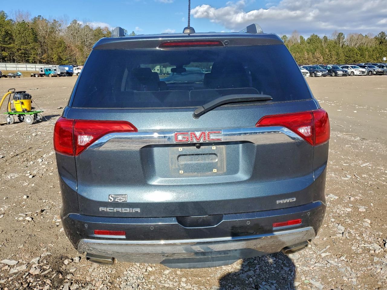 GMC Acadia Denali Image 13