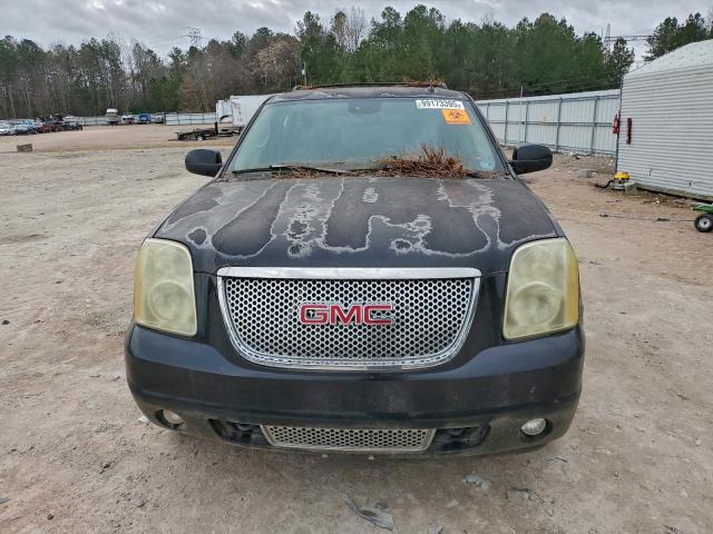 GMC Yukon Denali Image 12