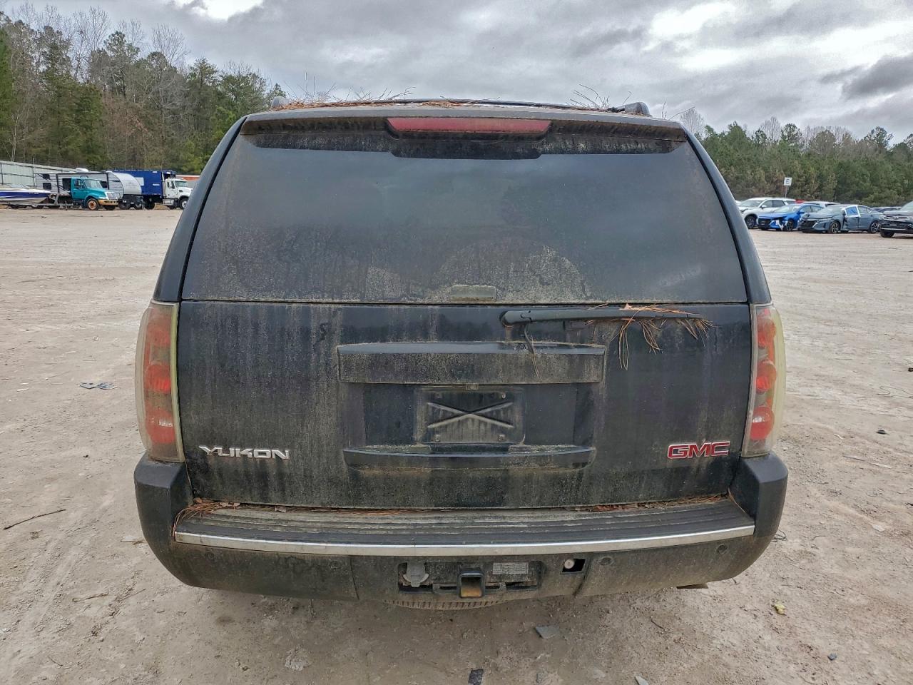 GMC Yukon Denali Image 10