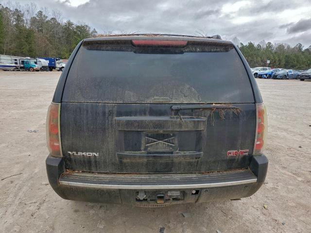 GMC Yukon Denali Image 10