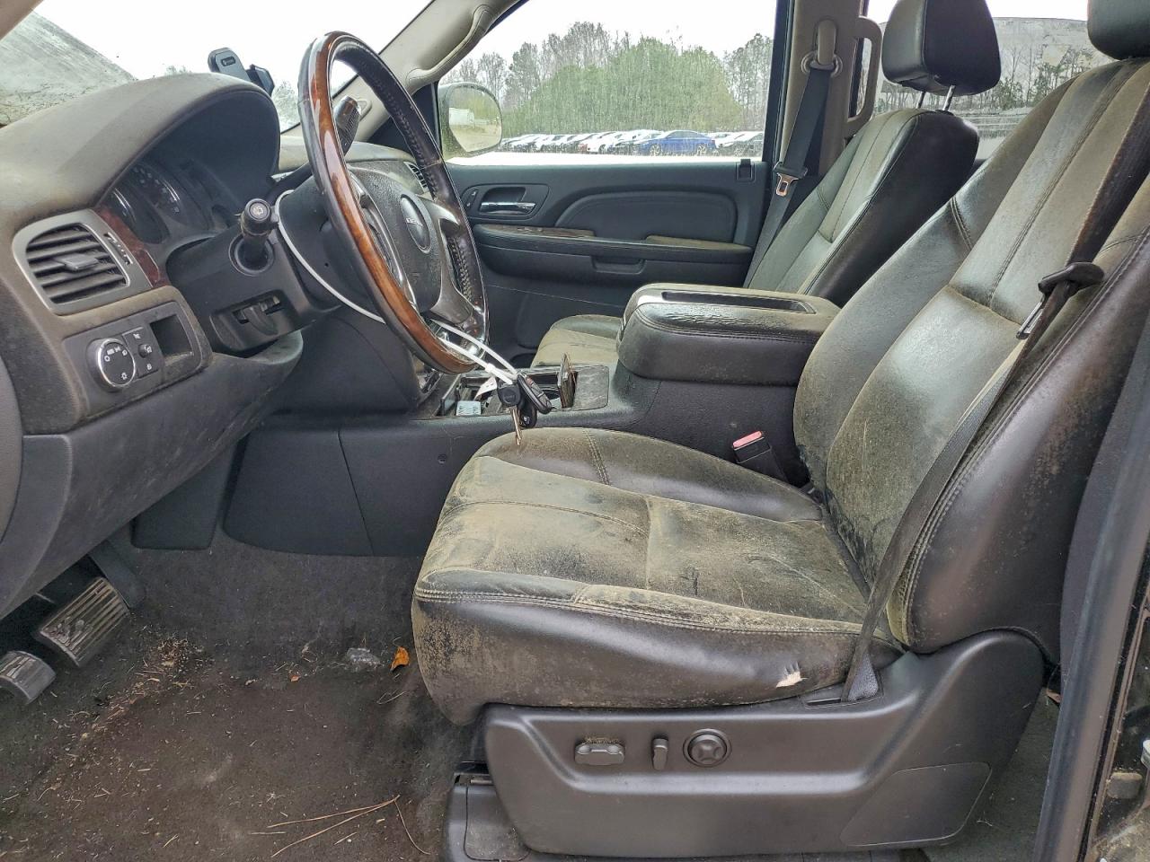 GMC Yukon Denali Image 3