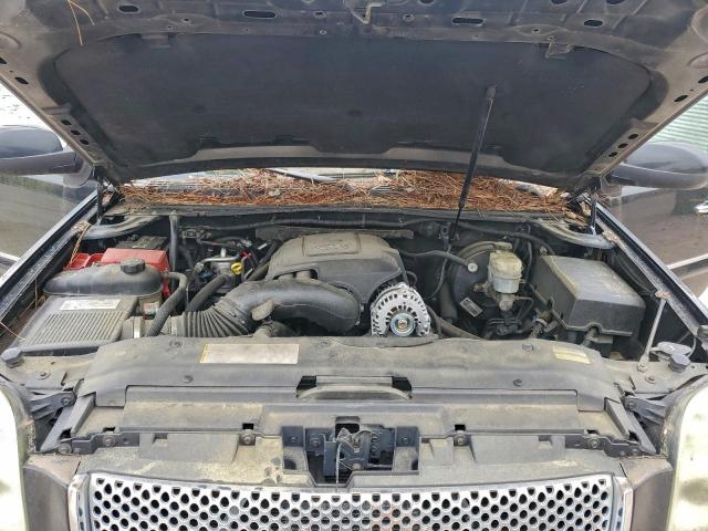 GMC Yukon Denali Image 6