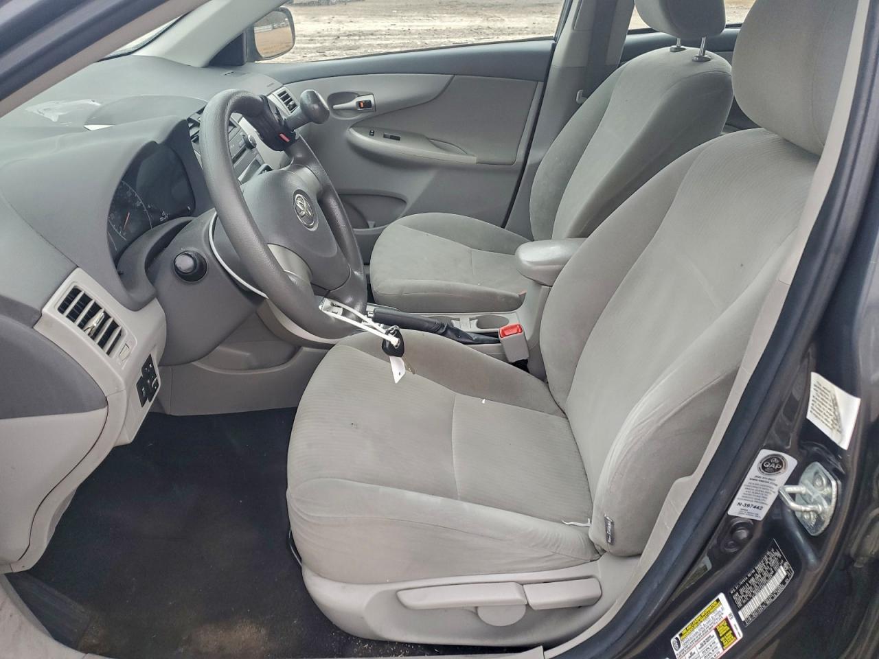 Toyota Corolla Base Image 9