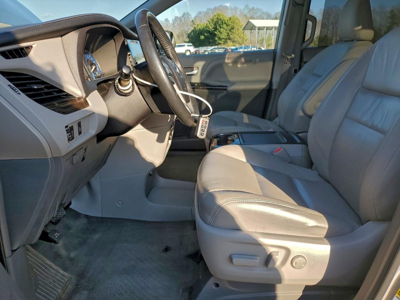 Toyota Sienna Xle Image 10