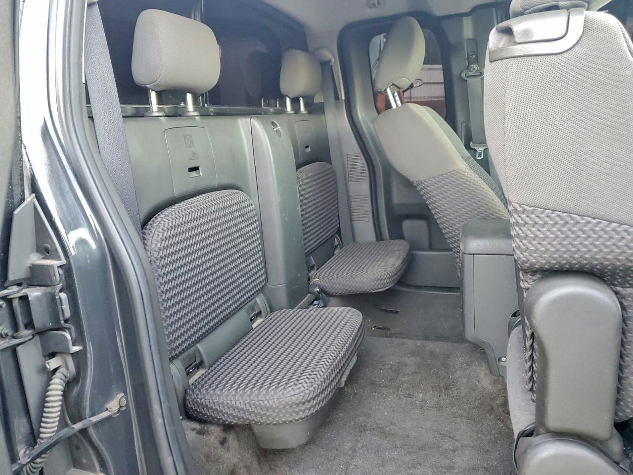 Nissan Frontier Sv Image 8